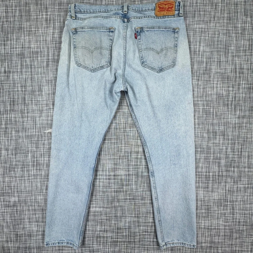 Levis *orders ship